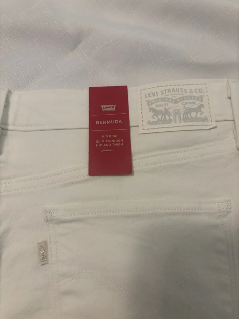 Levi's White Denim Bermuda Shorts - Classic Five-Pocket Style SZ 31 casual NWT - Picture 4 of 9